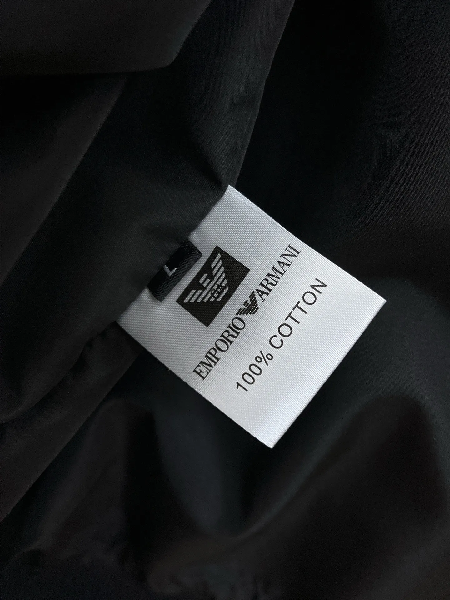 Armani official website Same Style, complete with three labels, on sale in advance. 2026 Autumn and Winter New Arrival men's jacket, Original with complete three labels, Premium version. Custom-made fabrics at the counter. Breathable, high comfort, impeccable details, brand element design concept, reflecting high quality. It feels delicate and soft, presents a casual cut, and has a great upper body shape. Sizes: M～3XL,